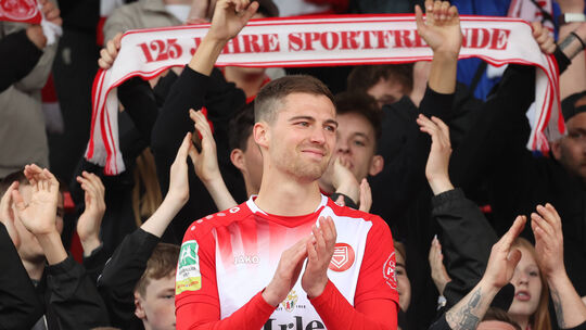 Im letzten Heim- und Saisonspiel der Sportfreunde Siegen durfte Jannik Krämer noch einmal die Kapitänsbinde tragen und wurde bei Im letzten Heim- und Saisonspiel der Sportfreunde Siegen durfte Jannik Krämer noch einmal die Kapitänsbinde tragen und wurde bei