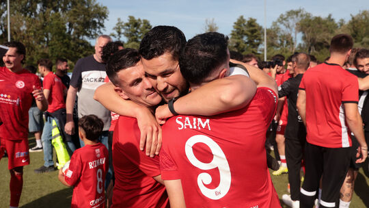 Wittlichs Trainer Yusuf Emre Kasal (Mitte) freut sich mit Siegtorschütze Meliani Saim (rechts) und mit Nicolae Stefan über seine Wittlichs Trainer Yusuf Emre Kasal (Mitte) freut sich mit Siegtorschütze Meliani Saim (rechts) und mit Nicolae Stefan über seine