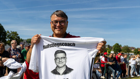 Michael "Turbo" Rodenbusch strahlt. Zum Abschluss seiner Trainerkarriere ist er noch einmal zum "Aufstiegscoach" mit eigenem T-S Michael "Turbo" Rodenbusch strahlt. Zum Abschluss seiner Trainerkarriere ist er noch einmal zum "Aufstiegscoach" mit eigenem T-S