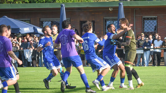 Die Bretzenheimer stürzen auf ihren Matchwinner Niko Benes (rechts) zu, der im Elfmeterschießen drei Roxheimer Versuche parierte Die Bretzenheimer stürzen auf ihren Matchwinner Niko Benes (rechts) zu, der im Elfmeterschießen drei Roxheimer Versuche parierte