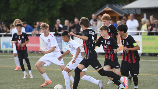 BEN-Angreifer Nasim Alhamidi (am Ball) hielt die C2 der Eisbachtaler mit seinen unbekümmerten Dribblings jederzeit in Atem. BEN-Angreifer Nasim Alhamidi (am Ball) hielt die C2 der Eisbachtaler mit seinen unbekümmerten Dribblings jederzeit in Atem.