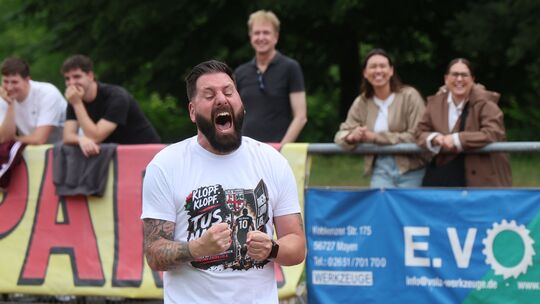Mayens Trainer Marc Steil schreit die ganze Anspannung nach dem 2:1-Siegtreffer gegen Betzdorf aus sich heraus, ehe danach der A Mayens Trainer Marc Steil schreit die ganze Anspannung nach dem 2:1-Siegtreffer gegen Betzdorf aus sich heraus, ehe danach der A