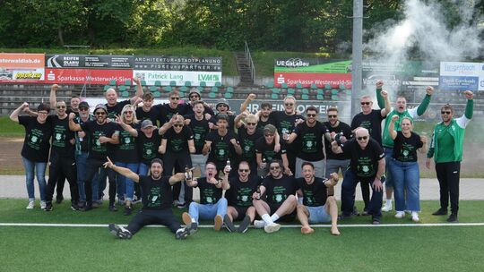 Nächster Halt: Rheinlandliga. Die SG 06 Betzdorf feierte am Sonntag den Aufstieg auf dem heimischen Bühl. Nächster Halt: Rheinlandliga. Die SG 06 Betzdorf feierte am Sonntag den Aufstieg auf dem heimischen Bühl.