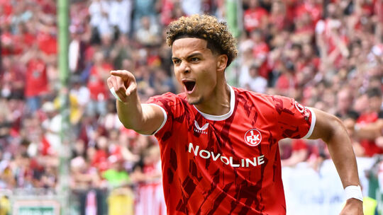 Ein ganz besonderer Moment für Chinedu Chukwukelu: Der aus Linz stammende Angreifer traf doppelt zur 2:0-Führung beim Aufstieg d Ein ganz besonderer Moment für Chinedu Chukwukelu: Der aus Linz stammende Angreifer traf doppelt zur 2:0-Führung beim Aufstieg d