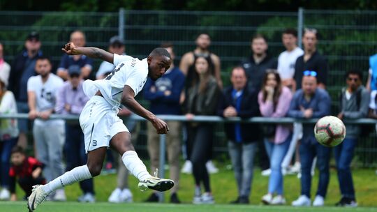 Linksfuß Jonas Lumonenka Ndebani kommt vom hessischen Verbandsligisten VfR Limburg. Linksfuß Jonas Lumonenka Ndebani kommt vom hessischen Verbandsligisten VfR Limburg.