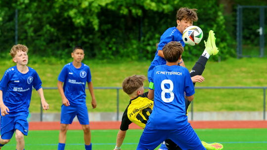 Traumtor: Noah Miedreich (gelbes Trikot) liegt waagerecht in der Luft und jagt den Ball per Fallrückzieher ins Netz zum 10:0 bei Traumtor: Noah Miedreich (gelbes Trikot) liegt waagerecht in der Luft und jagt den Ball per Fallrückzieher ins Netz zum 10:0 bei