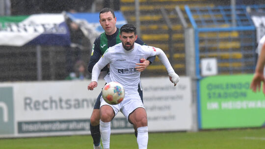 Serhat Koruk (in Weiß) in Aktion: Der Mittelstürmer des Bonner SC (hier im Regionalliga-Match beim FC Gütersloh) wechselt zum Ob Serhat Koruk (in Weiß) in Aktion: Der Mittelstürmer des Bonner SC (hier im Regionalliga-Match beim FC Gütersloh) wechselt zum Ob