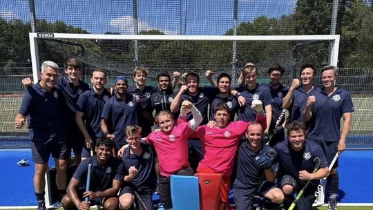 Die Hockeyspieler des VfL Bad Kreuznach sind vorzeitig Meister der Verbandsliga. Über den Titelgewinn und den Aufstieg freuen si Die Hockeyspieler des VfL Bad Kreuznach sind vorzeitig Meister der Verbandsliga. Über den Titelgewinn und den Aufstieg freuen si