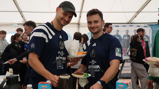 Das HSV-Frühstück kommt gut an: Die beiden Spieler decken sich mit Brötchen, Eiern und Kaffee ein. Das HSV-Frühstück kommt gut an: Die beiden Spieler decken sich mit Brötchen, Eiern und Kaffee ein.