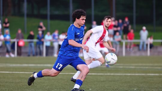 Luan Krasniqi (blaues Trikot) spielte in der vergangenen Saison beim Oberligisten FC Cosmos Koblenz, kam da aber nicht über die Luan Krasniqi (blaues Trikot) spielte in der vergangenen Saison beim Oberligisten FC Cosmos Koblenz, kam da aber nicht über die