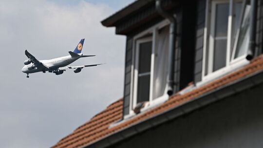 Flugzeug über Neu-Isenburg Flugzeug über Neu-Isenburg