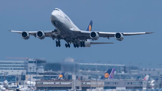 Flughafen Frankfurt - Boeing 747 startet Flughafen Frankfurt - Boeing 747 startet