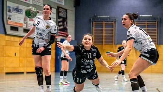 In der abgelaufenen Regionalligasaison hatten die Handballerinnen des HC Koblenz (weiße Trikots) meist das Nachsehen und stiegen In der abgelaufenen Regionalligasaison hatten die Handballerinnen des HC Koblenz (weiße Trikots) meist das Nachsehen und stiegen