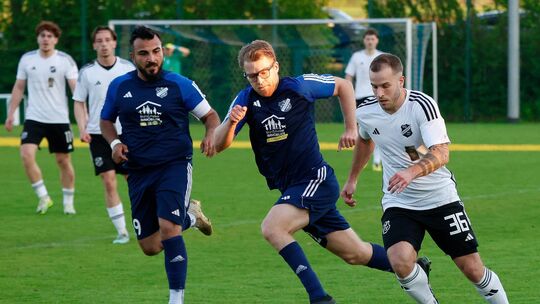 Akquirierte neue Mitspieler: Der Pfaffen-Schwabenheimer Kapitän Apo Kurtoglu Dritter von links, im Duell mit Meister SG Weinshei Akquirierte neue Mitspieler: Der Pfaffen-Schwabenheimer Kapitän Apo Kurtoglu Dritter von links, im Duell mit Meister SG Weinshei