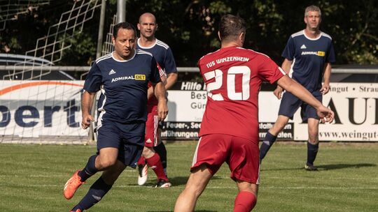 Der FSV Bretzenheim (blaue Trikots) und der TuS Winzenheim, die sich im Vorjahr in der Vorrunde gegenüberstanden, sind auch in d Der FSV Bretzenheim (blaue Trikots) und der TuS Winzenheim, die sich im Vorjahr in der Vorrunde gegenüberstanden, sind auch in d