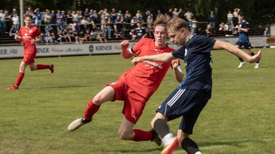 Wiederholungsspiel: Bereits vor einem Jahr in Kirn standen sich die B-Junioren der JSG Rotenfels (rote Trikots) und der JSG Merx Wiederholungsspiel: Bereits vor einem Jahr in Kirn standen sich die B-Junioren der JSG Rotenfels (rote Trikots) und der JSG Merx