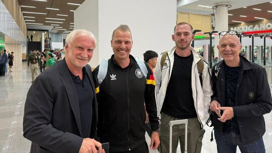 Da kreuzten sich die Wege der Deutschen an der Passkontrolle von Mexiko-Stadt: Rudi Völler, Christian Hartmann und dessen Kumpel Da kreuzten sich die Wege der Deutschen an der Passkontrolle von Mexiko-Stadt: Rudi Völler, Christian Hartmann und dessen Kumpel