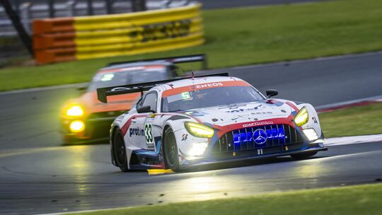 Tag und Nacht schnell unterwegs: Mit dem Mercedes-AMG GT3 Evo mit der Startnummer 33 fuhr der Mercedes-AMG-Junior Tom Kalender a Tag und Nacht schnell unterwegs: Mit dem Mercedes-AMG GT3 Evo mit der Startnummer 33 fuhr der Mercedes-AMG-Junior Tom Kalender a
