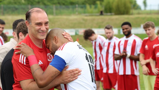 Alex (mit Kapitänsbinde) gehört zu den Spielern, die den SC Idar-Oberstein verlassen haben. Der Verein und sein Cheftrainer Marc Alex (mit Kapitänsbinde) gehört zu den Spielern, die den SC Idar-Oberstein verlassen haben. Der Verein und sein Cheftrainer Marc