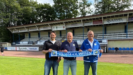 Der Sportliche Leiter Philipp Klappert (links) und der erste Vorsitzende Thomas Nauroth (rechts) freuen sich, Dirk Hannappel als Der Sportliche Leiter Philipp Klappert (links) und der erste Vorsitzende Thomas Nauroth (rechts) freuen sich, Dirk Hannappel als