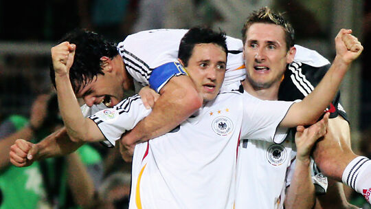Der deutsche Torschütze Oliver Neuville (M) jubelt mit Kapitän Michael Ballack (oben) und Miroslav Klose (r) über das 1:0 für De Der deutsche Torschütze Oliver Neuville (M) jubelt mit Kapitän Michael Ballack (oben) und Miroslav Klose (r) über das 1:0 für De