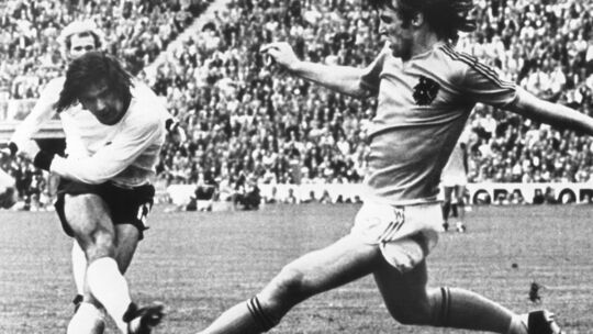 Ein legendäres Foto mit maximalem Gänsehautfaktor: Der "Bomber" Gerd Müller (links) schießt am 7. Juli 1974 den 2:1-Siegtreffer Ein legendäres Foto mit maximalem Gänsehautfaktor: Der "Bomber" Gerd Müller (links) schießt am 7. Juli 1974 den 2:1-Siegtreffer