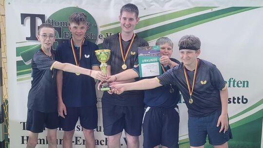 Sie haben es gerockt: Die U15 des Tischtennis-Bundesligisten TTC Zugbrücke Grenzau (von links: Marlon Börner, Zeno Hallmann, Mar Sie haben es gerockt: Die U15 des Tischtennis-Bundesligisten TTC Zugbrücke Grenzau (von links: Marlon Börner, Zeno Hallmann, Mar
