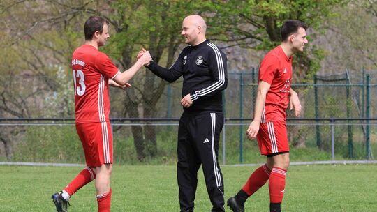 Trainer Patrick Jobelius (Mitte) verabschiedet seinen Spielertrainer Matthias Bremm. Er hört wie viele andere bei der SG Bremm I Trainer Patrick Jobelius (Mitte) verabschiedet seinen Spielertrainer Matthias Bremm. Er hört wie viele andere bei der SG Bremm I