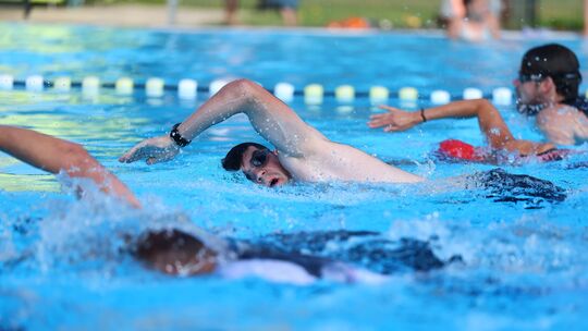 Die Abkühlung im Hundsangener Freibad können die Sportler am Sonntagmorgen gut gebrauchen. Danach wird's auf der Strecke heiß, d Die Abkühlung im Hundsangener Freibad können die Sportler am Sonntagmorgen gut gebrauchen. Danach wird's auf der Strecke heiß, d