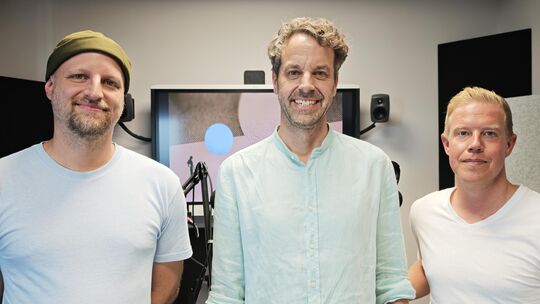 Oliver Vordemvenne (Mitte), Geschäftsführer von Nature-One-Veranstalter I-Motion, im Podcaststudio mit "RZähl mal!"-Host Christi Oliver Vordemvenne (Mitte), Geschäftsführer von Nature-One-Veranstalter I-Motion, im Podcaststudio mit "RZähl mal!"-Host Christi