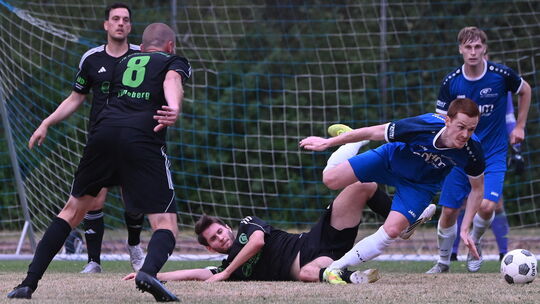 Voller Einsatz im Vorbereitungsturnier: Die SF Höhr-Grenzhausen (in Blau) gewannen mit 4:0 gegen den VfB Niederdreisbach (in Sch Voller Einsatz im Vorbereitungsturnier: Die SF Höhr-Grenzhausen (in Blau) gewannen mit 4:0 gegen den VfB Niederdreisbach (in Sch