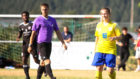 Tim Brzeske (links) pfiff das Testspiel, in dem Eva Werner für die SG Auderath/Alfen zweimal gegen die Spvgg Cochem II traf beim Tim Brzeske (links) pfiff das Testspiel, in dem Eva Werner für die SG Auderath/Alfen zweimal gegen die Spvgg Cochem II traf beim