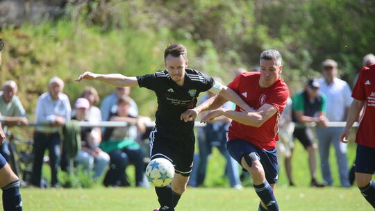 Christopher Kornetzky (links) geht in seine 13. Spielzeit beim Bollenbacher SV. Jonas Germann (rechts) gehört weiter zum Spieler Christopher Kornetzky (links) geht in seine 13. Spielzeit beim Bollenbacher SV. Jonas Germann (rechts) gehört weiter zum Spieler