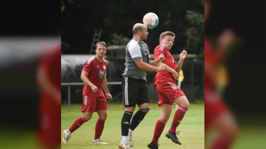 Die SG Hochstetten/Nußbaum (graue Trikots) und der TSV Langenlonsheim/Laubenheim sind die Exoten der B-Klasse Bad Kreuznach 2. S Die SG Hochstetten/Nußbaum (graue Trikots) und der TSV Langenlonsheim/Laubenheim sind die Exoten der B-Klasse Bad Kreuznach 2. S