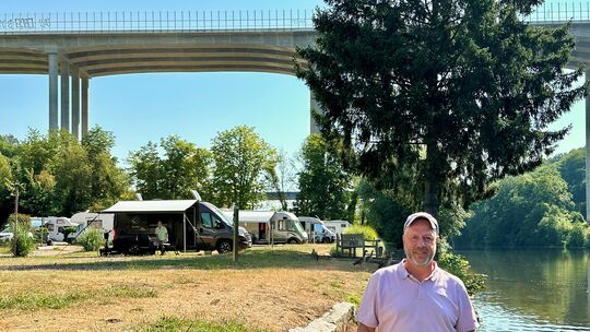 Der Campingplatz von Familie Weiß liegt direkt an der Lahn, am Schleusenweg 16 in Limburg. Der Campingplatz von Familie Weiß liegt direkt an der Lahn, am Schleusenweg 16 in Limburg.