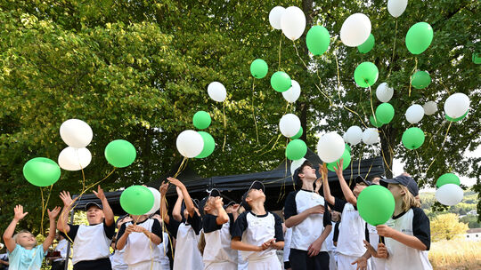 Die deutsche Tennismeisterschaft der Senioren in Bad Neuenahr ist eröffnet: Die Ballkinder lassen nach der Nationalhymne die Bal Die deutsche Tennismeisterschaft der Senioren in Bad Neuenahr ist eröffnet: Die Ballkinder lassen nach der Nationalhymne die Bal