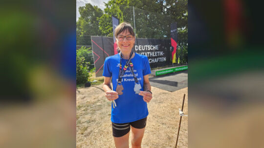 Freut sich über ihre beiden Medaillen bei der Masters-DM: Astrid Eisenbarth von den Lauffreunden Naheland Bad Kreuznach. Freut sich über ihre beiden Medaillen bei der Masters-DM: Astrid Eisenbarth von den Lauffreunden Naheland Bad Kreuznach.
