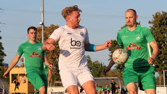 Andernachs Neuzugang Leo Welter (links) traf beim 4:2 gegen Oberzissen um seinen Neuzugang Jordi Frohn zum 1:0. Andernachs Neuzugang Leo Welter (links) traf beim 4:2 gegen Oberzissen um seinen Neuzugang Jordi Frohn zum 1:0.