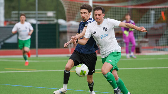 Der zweifache Torschütze Lukas Hanke (weißes Trikot) unterlag beim CSBB-Cup in Horressen mit dem TuS Niederahr zwar B-Ligist EGC Der zweifache Torschütze Lukas Hanke (weißes Trikot) unterlag beim CSBB-Cup in Horressen mit dem TuS Niederahr zwar B-Ligist EGC