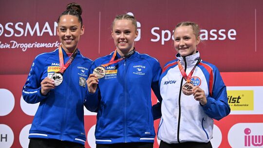 Deutsche Meisterin: Aurelia Eislöffel (Mitte) holt sich bei den Finals den Einzeltitel bei den Frauen. Neben ihr strahlt MTV-Kol Deutsche Meisterin: Aurelia Eislöffel (Mitte) holt sich bei den Finals den Einzeltitel bei den Frauen. Neben ihr strahlt MTV-Kol