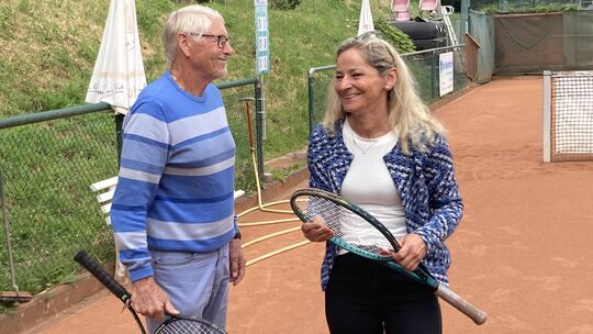 Gut gelaunt vor dem internationalen Tennisturnier des TC Bad Breisig: Turnierdirektorin Katharina Sitko und Turnierleiter Horst Gut gelaunt vor dem internationalen Tennisturnier des TC Bad Breisig: Turnierdirektorin Katharina Sitko und Turnierleiter Horst