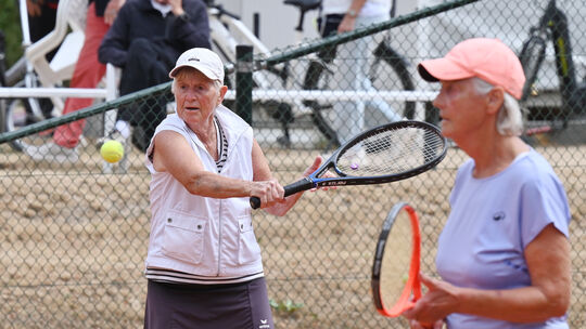Die ersten Titelträger der deutschen Seniorenmeisterschaft in Bad Neuenahr stehen fest: Christel Knapp (links) und Monika Ulleri Die ersten Titelträger der deutschen Seniorenmeisterschaft in Bad Neuenahr stehen fest: Christel Knapp (links) und Monika Ulleri