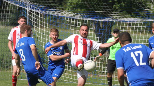 Ruslan Lataev (mit gestrecktem Bein) möcchte den SV Gimbweiler als Spielertrainer in die A-Klasse führen. Ein Konkurrent ist auc Ruslan Lataev (mit gestrecktem Bein) möcchte den SV Gimbweiler als Spielertrainer in die A-Klasse führen. Ein Konkurrent ist auc