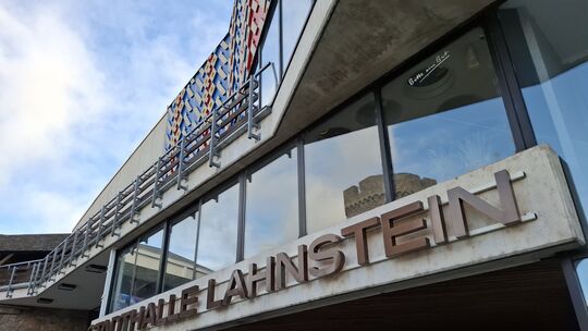 "Lahnsteins gute Stube", die Stadthalle auf dem Salhofplatz, ist wegen Brandschutz geschlossen. "Lahnsteins gute Stube", die Stadthalle auf dem Salhofplatz, ist wegen Brandschutz geschlossen.