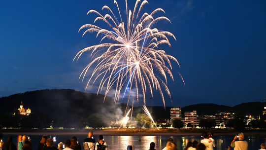 Das Höhenfeuerwerk bildet stets den Höhepunkt des Sommernachtsfestes. Das Höhenfeuerwerk bildet stets den Höhepunkt des Sommernachtsfestes.