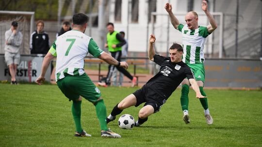 Daniel Will (rechts) reißt die Arme nach oben. Der Spielertrainer des VfL Weierbach II will das auch am Ende der nächsten Saison Daniel Will (rechts) reißt die Arme nach oben. Der Spielertrainer des VfL Weierbach II will das auch am Ende der nächsten Saison