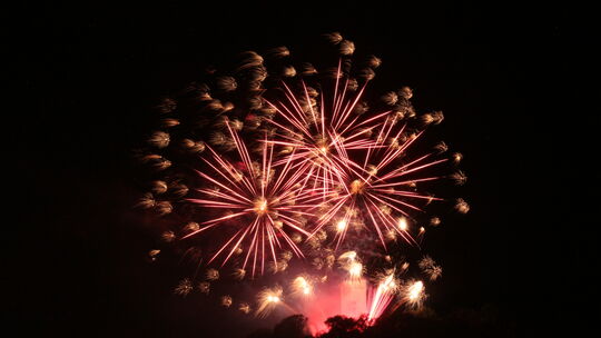 Dank guter Vorbereitung konnte das traditionelle Feuerwerk doch noch stattfinden und verwandelte die Burg Olbrück in einen glühe Dank guter Vorbereitung konnte das traditionelle Feuerwerk doch noch stattfinden und verwandelte die Burg Olbrück in einen glühe