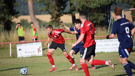 Erik Milz (rotes Trikot, links – hier beim 3:2-Testspielsieg gegen B-Ligist SG Uhler/Kastellaun) ist zurück bei seinem Heimatver Erik Milz (rotes Trikot, links – hier beim 3:2-Testspielsieg gegen B-Ligist SG Uhler/Kastellaun) ist zurück bei seinem Heimatver