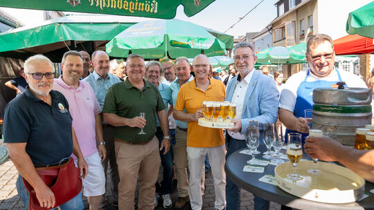 Ortsbürgermeister Konrad Peuling (2. von rechts) begrüßt unter anderem Asbachs VG-Bürgermeister Michael Christ (2. von links) un Ortsbürgermeister Konrad Peuling (2. von rechts) begrüßt unter anderem Asbachs VG-Bürgermeister Michael Christ (2. von links) un