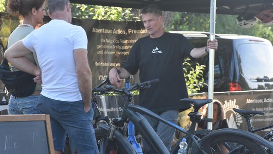 Peer Beyenburg von Summit Bikes im Gespräch mit zwei Besuchern, die sich bei der Veranstaltung auch über die verschiedenen Fahrr Peer Beyenburg von Summit Bikes im Gespräch mit zwei Besuchern, die sich bei der Veranstaltung auch über die verschiedenen Fahrr